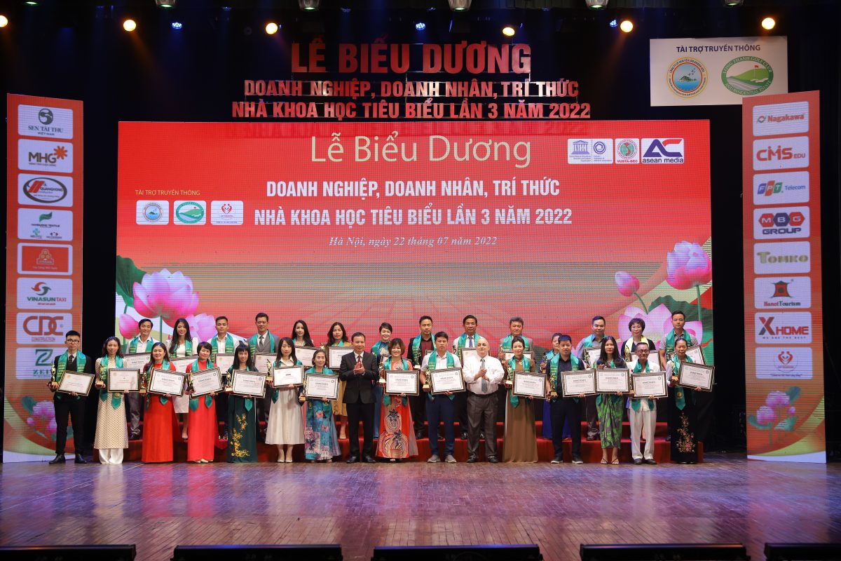 TCA đón nhận giải thưởng danh giá "Vietnam Award 2022" cùng các Doanh nghiệp lớn trong nước