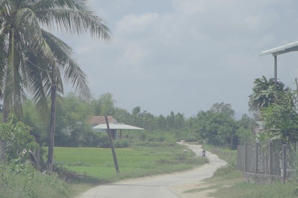 Con đường làng quanh co vào nhà gia đình Khách hàng