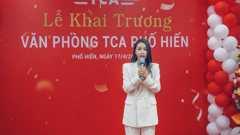 Bà Nguyễn Thị Kiều Ngọc Trưởng Bộ Phận Dịch Vụ Khách Hàng & Trải Nghiệm Khách hàng phát biểu chúc mừng văn phòng