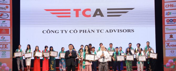 Đại diện cho TCA bà Nguyễn Thị Kiều Ngọc – Trưởng Bộ Phận Dịch Vụ Khách Hàng & Trải Nghiệm Khách Hàng đón nhận giải thưởng
