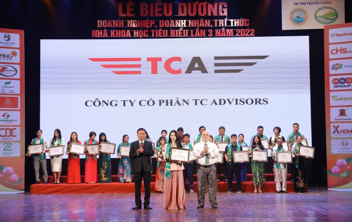 Đại diện cho TCA bà Nguyễn Thị Kiều Ngọc – Trưởng Bộ Phận Dịch Vụ Khách Hàng & Trải Nghiệm Khách Hàng đón nhận giải thưởng