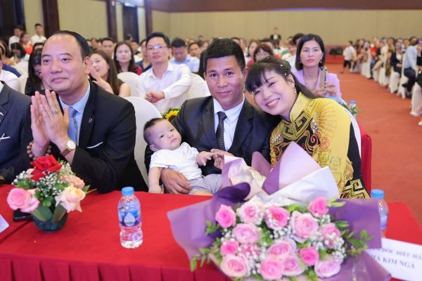 Bà Hà Kim Ngà cùng gia đình nhỏ của mình trong buổi lễ thăng cấp
