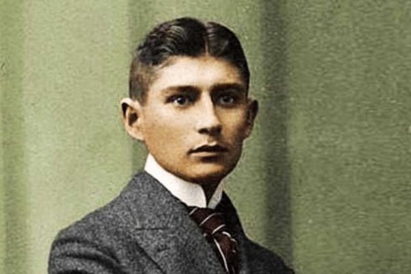 Franz Kafka bắt đầu công việc trong ngành Bảo hiểm nhân thọ và thăng tiến nhanh chóng