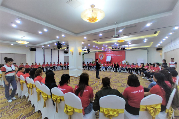 Học viên tham dự chương trình cùng lắng nghe những chia sẻ đến từ ông Lê Hoàng Hải - Tổng Giám đốc TCA