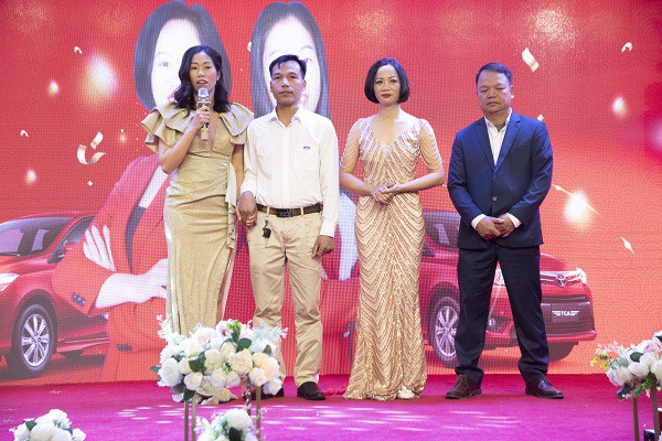 Bà Trần Thị Tuyết - Tân phó Giám đốc điều hành cũng xúc động chia sẻ tại buổi lễ vinh danh