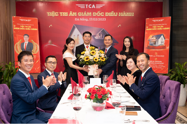Ông Lê Hoàng Hải - Tổng Giám đốc TCA đại diện cho Công ty và tất cả Thành viên gửi tặng chiếc cúp vinh danh đến tân Giám đốc điều hành