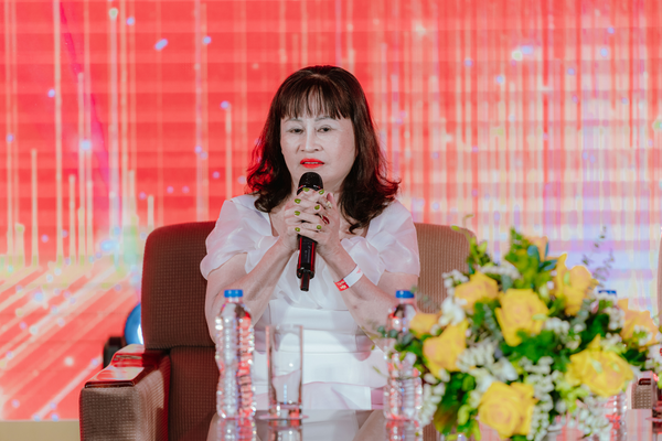 Bà Lê Thị Thảo - Giám đốc kinh doanh cấp cao có những chia sẻ đầy giá trị đến tất cả Thành viên trong đêm tiệc