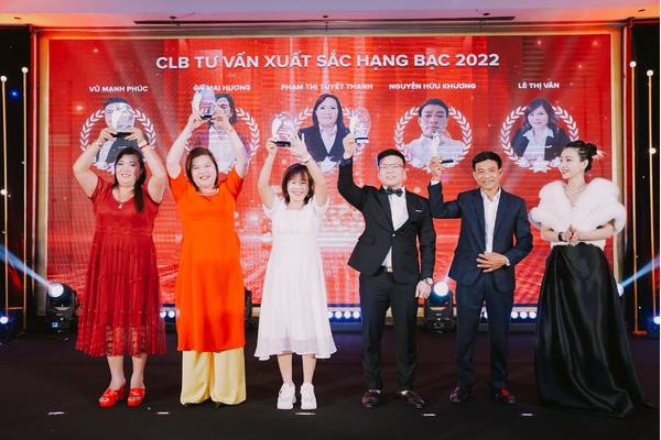 Bà Ôn Mai Hương (Váy trắng ở giữa) - Thành viên tham dự chương trình 