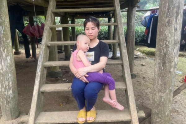 Chị Nguyễn Thị Nụ có hoàn cảnh gia đình đầy khó khăn khi con gái không may bị bệnh hiểm nghèo