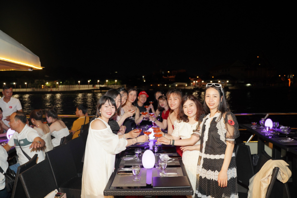 Cùng nhau trải nghiệm những khoảnh khắc đẹp trên du thuyền 5* và ngắm cảnh Bangkok