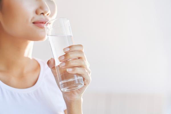 Uống đủ nước và bổ sung thêm vitamin cho cơ thể