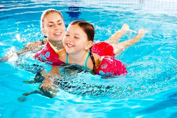 Tham gia bơi lội không chỉ giúp cơ thể khoẻ mạnh mà còn thư giãn khi căng thẳng