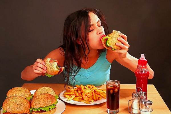Thường xuyên sử dụng các thức ăn không lành mạnh dễ làm bạn tăng cân ảnh hưởng đến cơ thể
