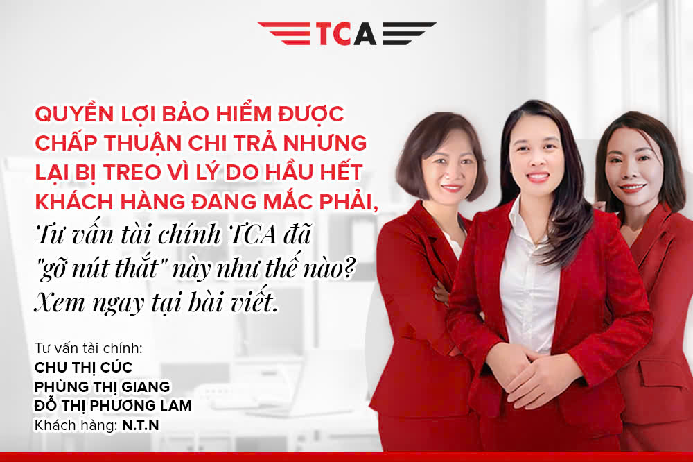 Tư vấn tài chính Chu Thị Cúc, Đỗ Thị Phương Lam và Phùng Thị Giang hỗ trợ khách hàng nhận quyền lợi